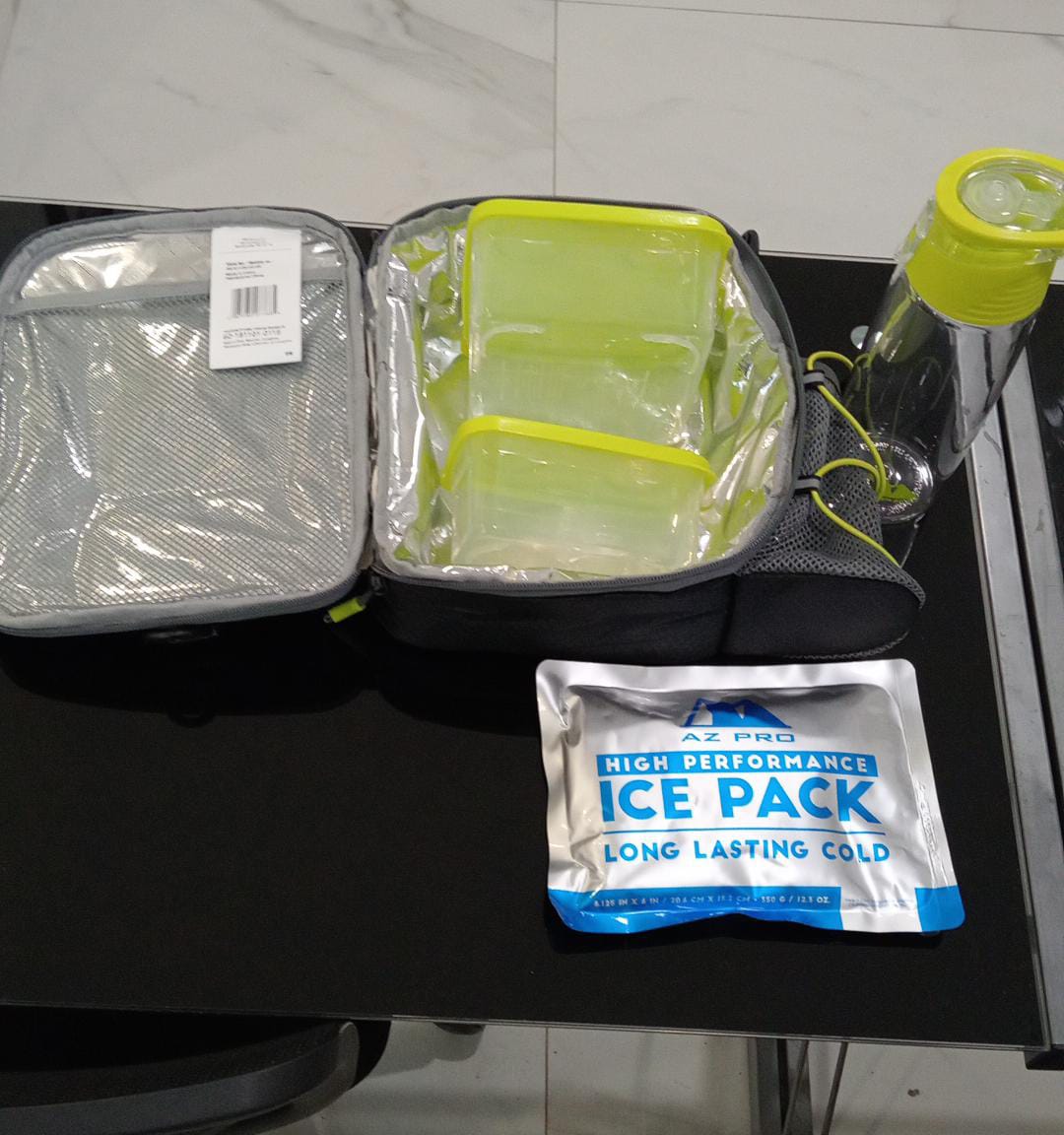 Lonchera Arctic Zone AZ PRO abierta con tuppers de plástico